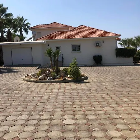 Beautiful Spacious, Private 4 Bedroomed With Amazing Views And Own Poolp וילה